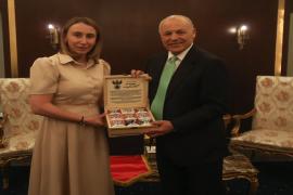 أبو ريدة يتبادل الدروع التذكارية مع رئيسة بعثة منتخب روسيا