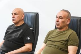 لاعبو منتخب مصر يحتفلون بحسام وإبراهيم حسن بعد تجديد التعاقد حتى 2030
