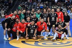 يد مصر تهزم الجزائر 27-25 في قمة عربية نارية بالبحر المتوسط