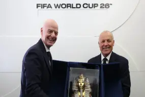 إنفانتينو يسلم أبوريدة درع وتذكرة مشاركة مصر في كأس العالم 2026