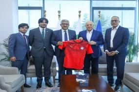 هاني أبو ريدة يبحث مع السفير الباكستاني تعزيز التعاون الرياضي