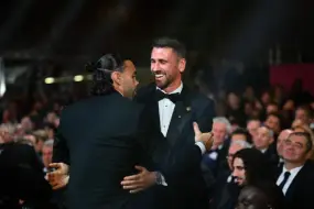 أوناي سيمون يحصد جائزة ياشين لأفضل حارس مرمى في العالم 2026