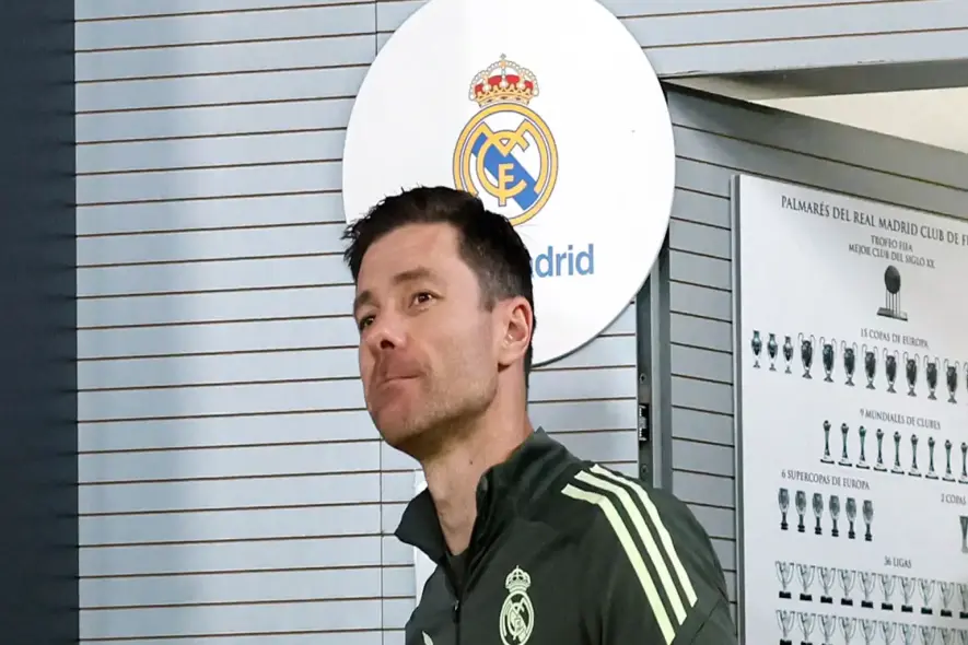 "مسح التاريخ".. تشابي ألونسو يصدم جماهير ريال مدريد بعد إقالته