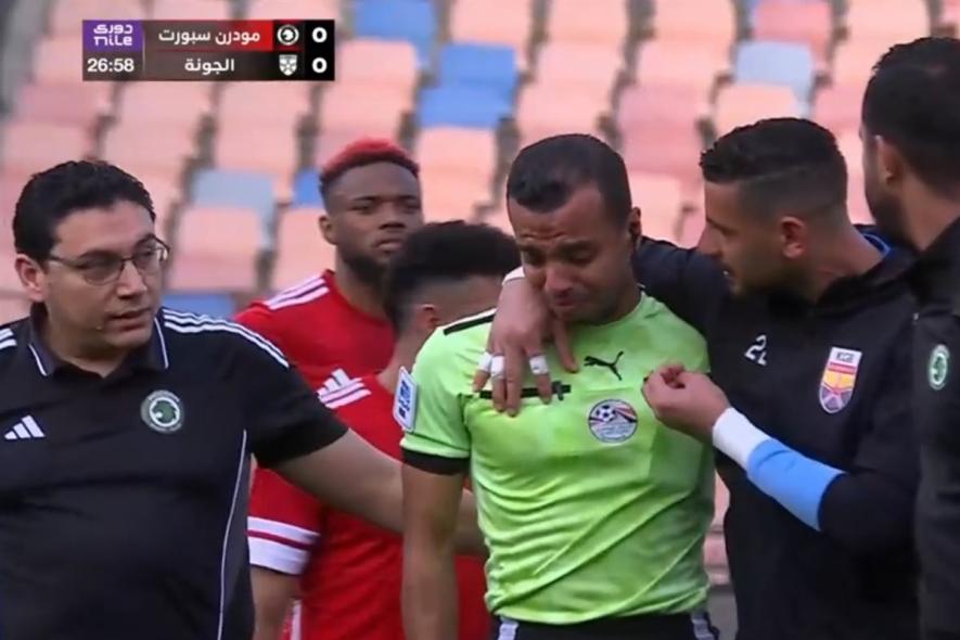 سقط ودخل في نوبة بكاء.. إصابة حكم مباراة مودرن سبورت والجونة