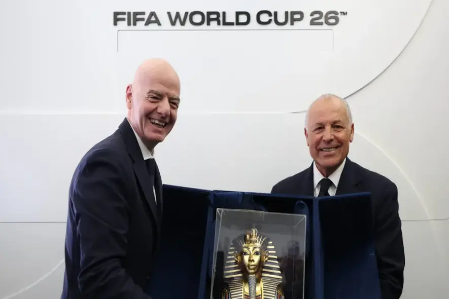 إنفانتينو يسلم أبوريدة درع وتذكرة مشاركة مصر في كأس العالم 2026