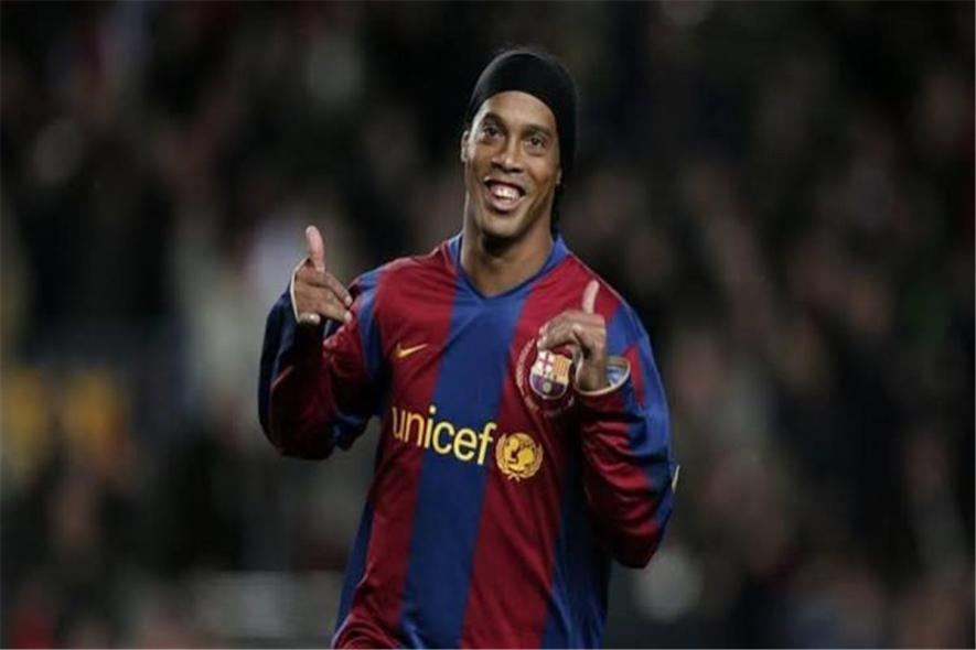 رونالدينيو يعود للملاعب من بوابة إيطاليا.. مفاجأة مدوية