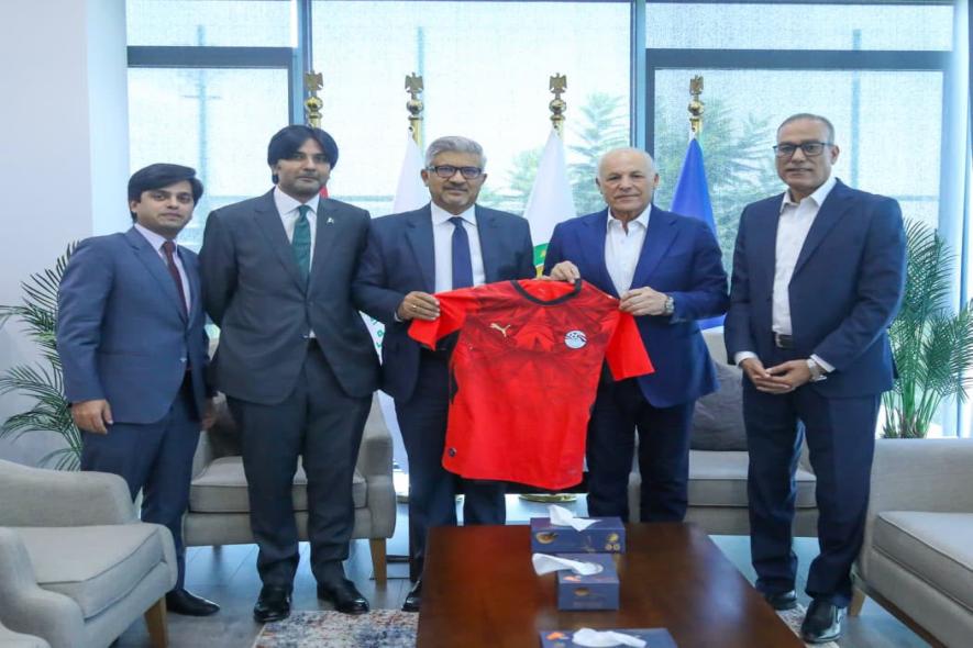 هاني أبو ريدة يبحث مع السفير الباكستاني تعزيز التعاون الرياضي