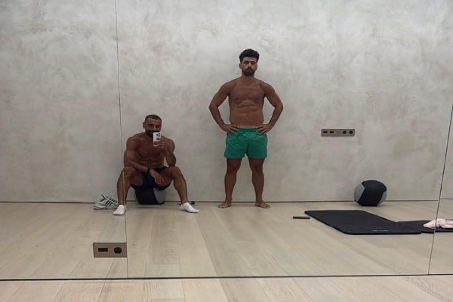 محمد صلاح يشارك صورة مع عبد الله السعيد