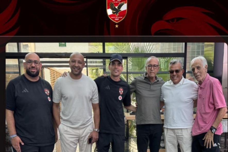 رئيس المغرب الفاسي يزور بعثة الأهلي قبل لقاء برشلونة