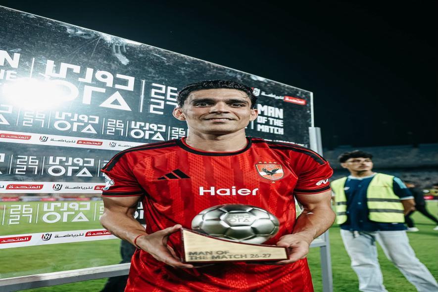 أشرف بن شرقي يحصد جائزة أفضل لاعب في مباراة الأهلي والشرقية إنبي