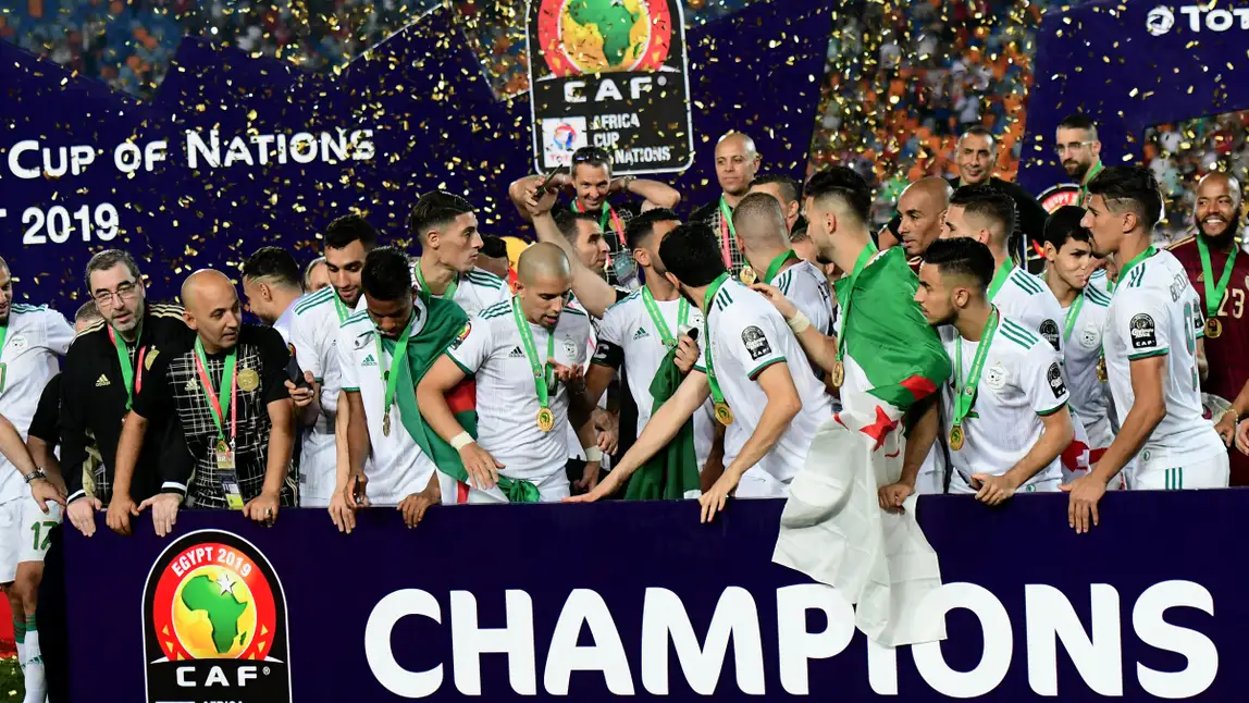 "جميلهم على رؤوسنا".. حفيظ دراجي يغازل المصريين برسالة مؤثرة