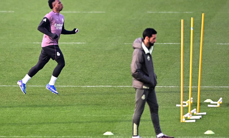 خيانة أم غيرة على الفريق؟.. فينيسيوس يحرض أربيلوا على 'معاقبة' نجوم ريال مدريد