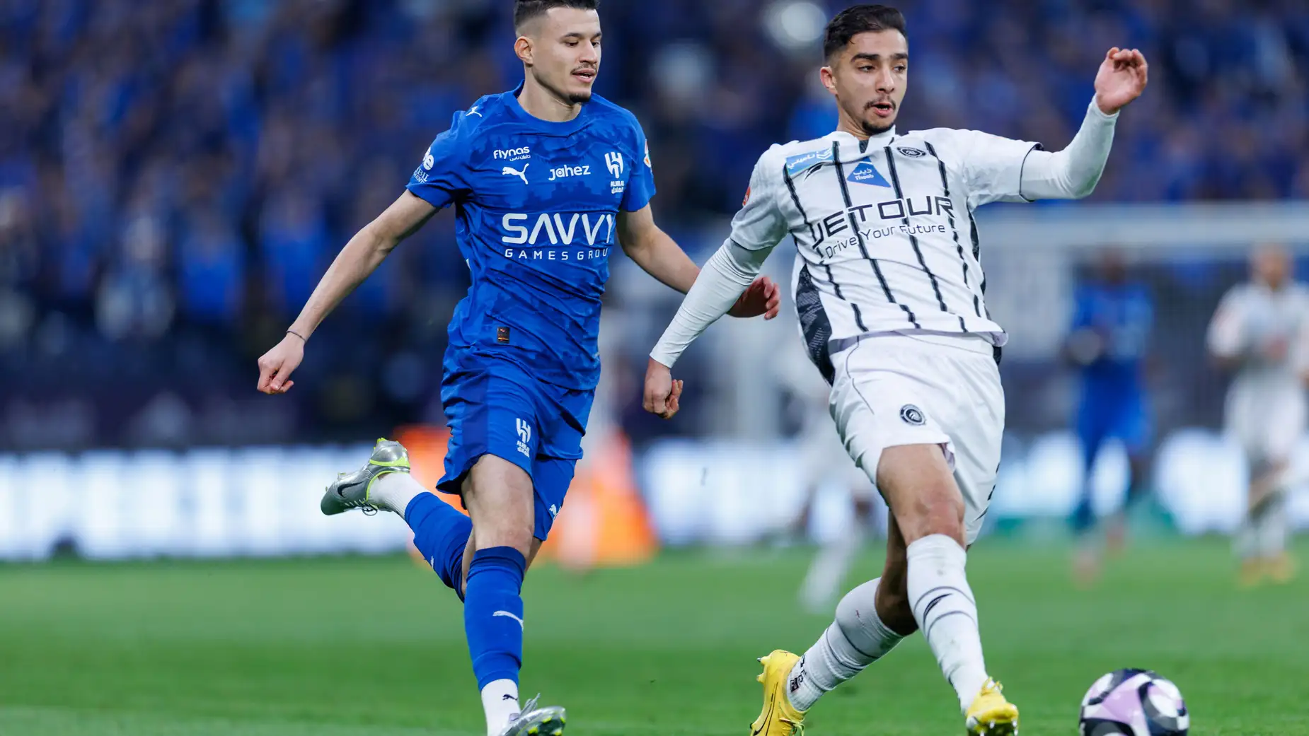 بين النفي والتمويه.. هل يخطط النصر لضم الحمدان في الصيف؟ الماجد يجيب