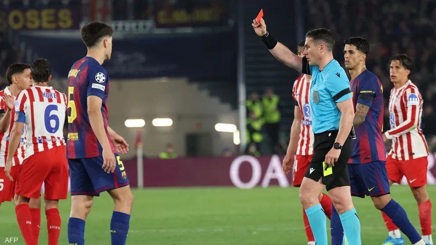 يويفا يقرر معاقبة حكم مباراة برشلونة وأتلتيكو مدريد في دوري أبطال أوروبا