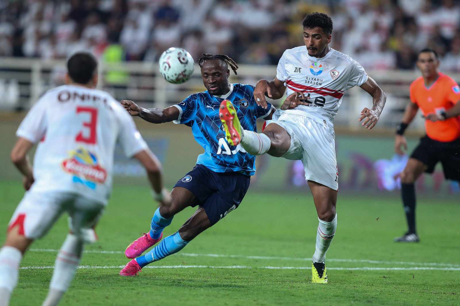 ضربات متبادلة قبل القمة.. غيابات مؤثرة في صفوف الزمالك وبيراميدز