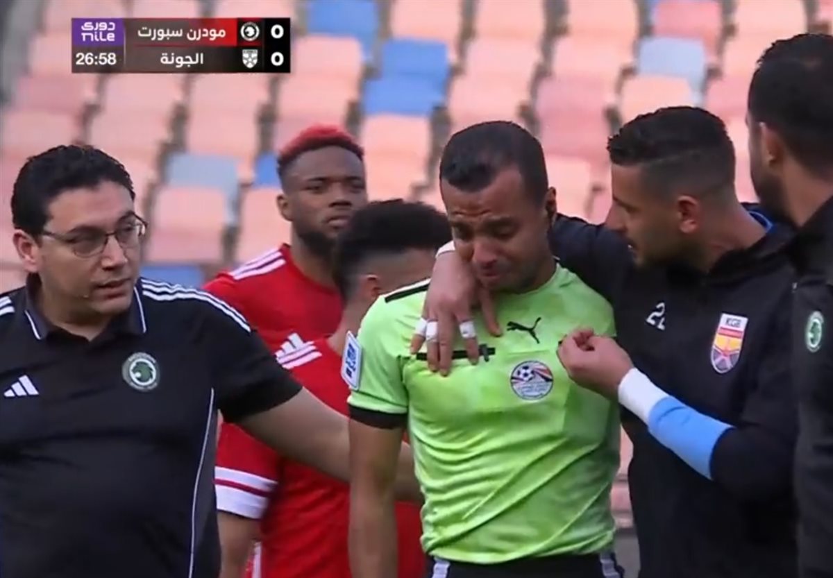 سقط ودخل في نوبة بكاء.. إصابة حكم مباراة مودرن سبورت والجونة