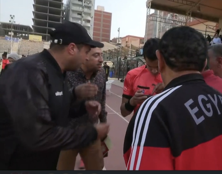 "الموبايل بقا فار".. حكم يلغي ركلة جزاء بعد مراجعتها على الهاتف في مصر