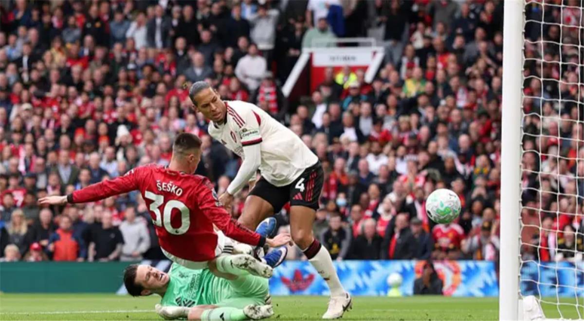 ليفربول ومانشستر يونايتد يتنافسان على جوهرة الدوري الإنجليزي