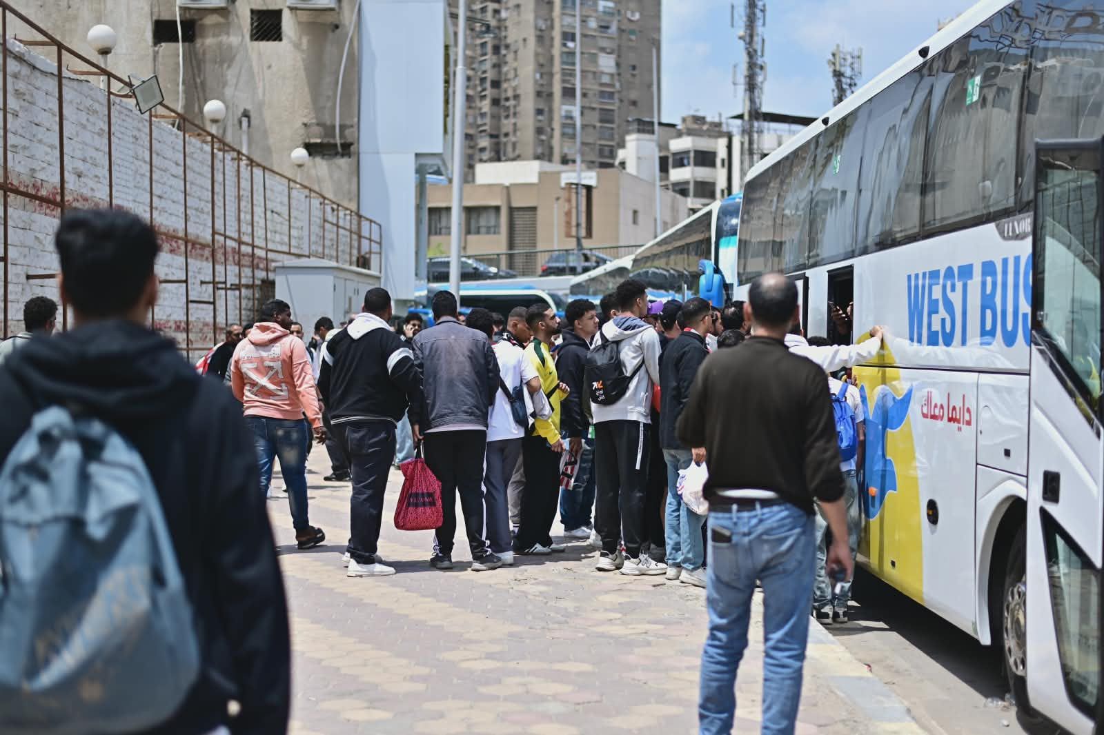 25 حافلة تنقل جماهير الزمالك إلى ستاد برج العرب لدعم الفريق أمام سموحة