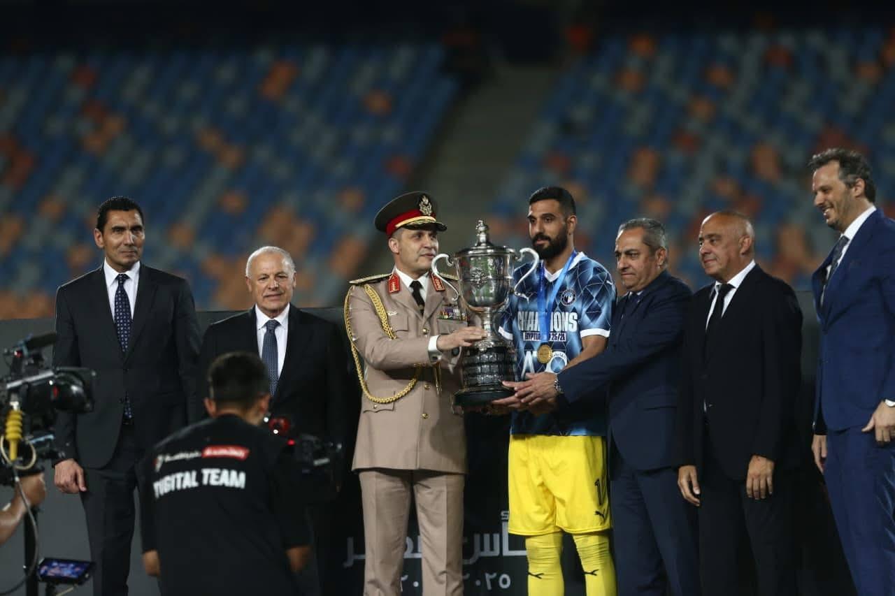بمراسم رئاسية.. كبير الياوران يتوج بيراميدز بكأس مصر نيابة عن السيسي