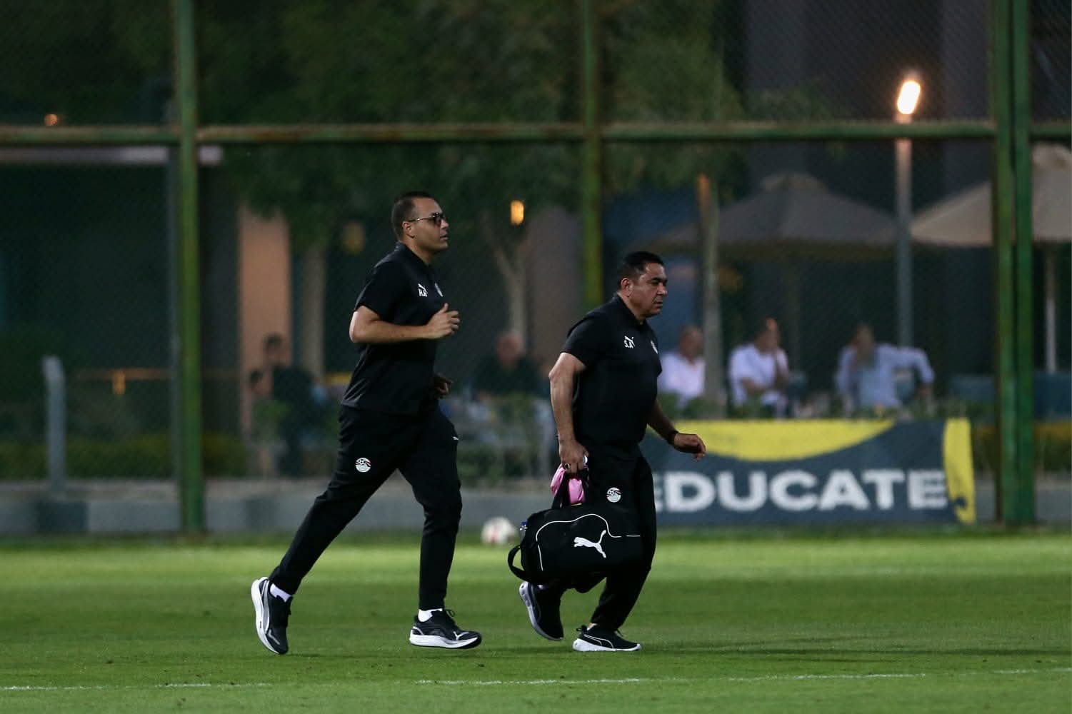 طبيب منتخب مصر للشباب ينقذ لاعب عمان من حادثة بلع لسانه.. ما القصة؟