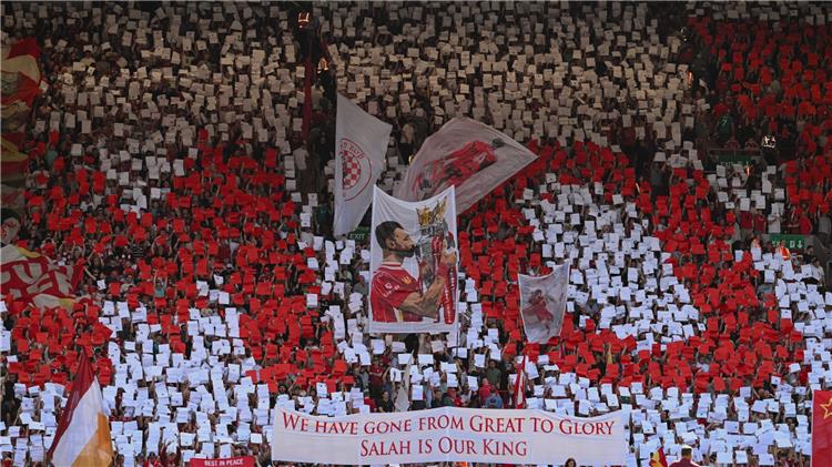 جماهير ليفربول تودع محمد صلاح بتيفو أسطوري أمام برينتفورد