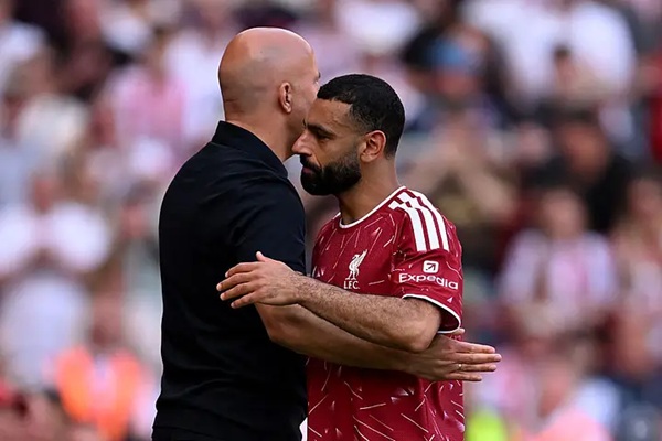لحظة وداع مؤثرة لمحمد صلاح مع سلوت في أنفيلد تخطف الأضواء